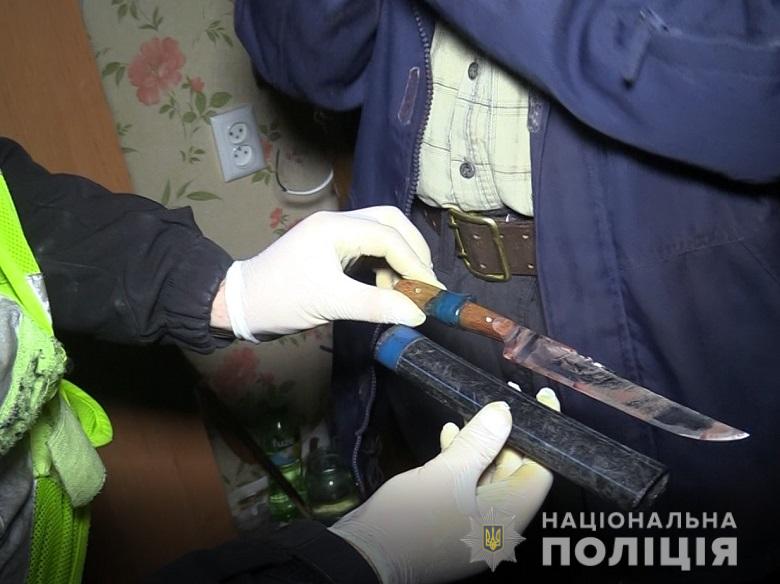 У Дніпровському районі столиці правоохоронці затримали чоловіка за смертельне поранення сина